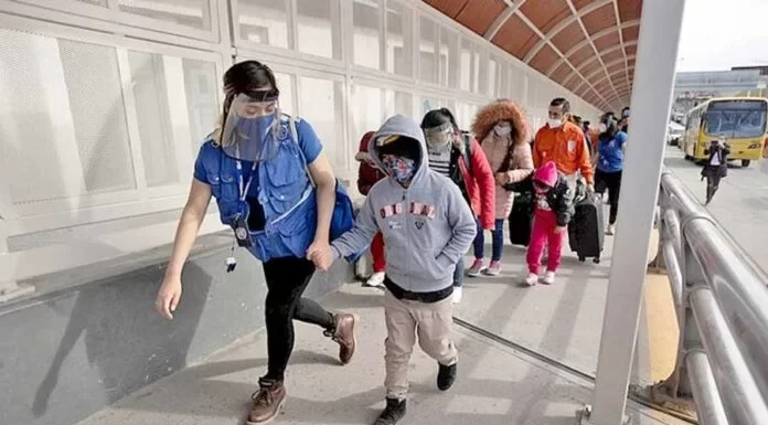 Nueva York recibe a 54 inmigrantes, varios de ellos hondureños, y acusa a Texas de juego político