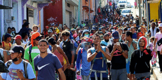 Nuevo grupo de 400 migrantes parte del sur de México para exigir permisos