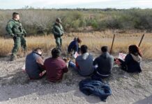 Acusan a mujer de Texas de retener como rehenes a 17 migrantes indocumentados