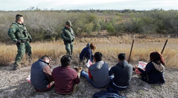 Acusan a mujer de Texas de retener como rehenes a 17 migrantes indocumentados