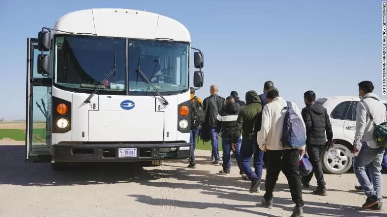 Texas impone acuerdo de confidencialidad a autobuses que trasladan emigrantes