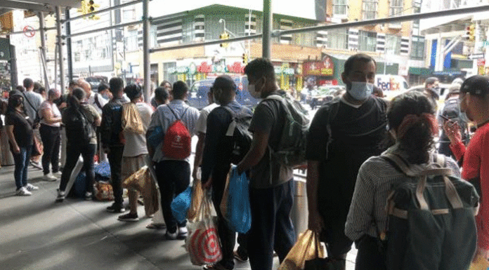 Alcalde de Nueva York: Recibimos gran suma de inmigrantes, pero no los fondos suficientes