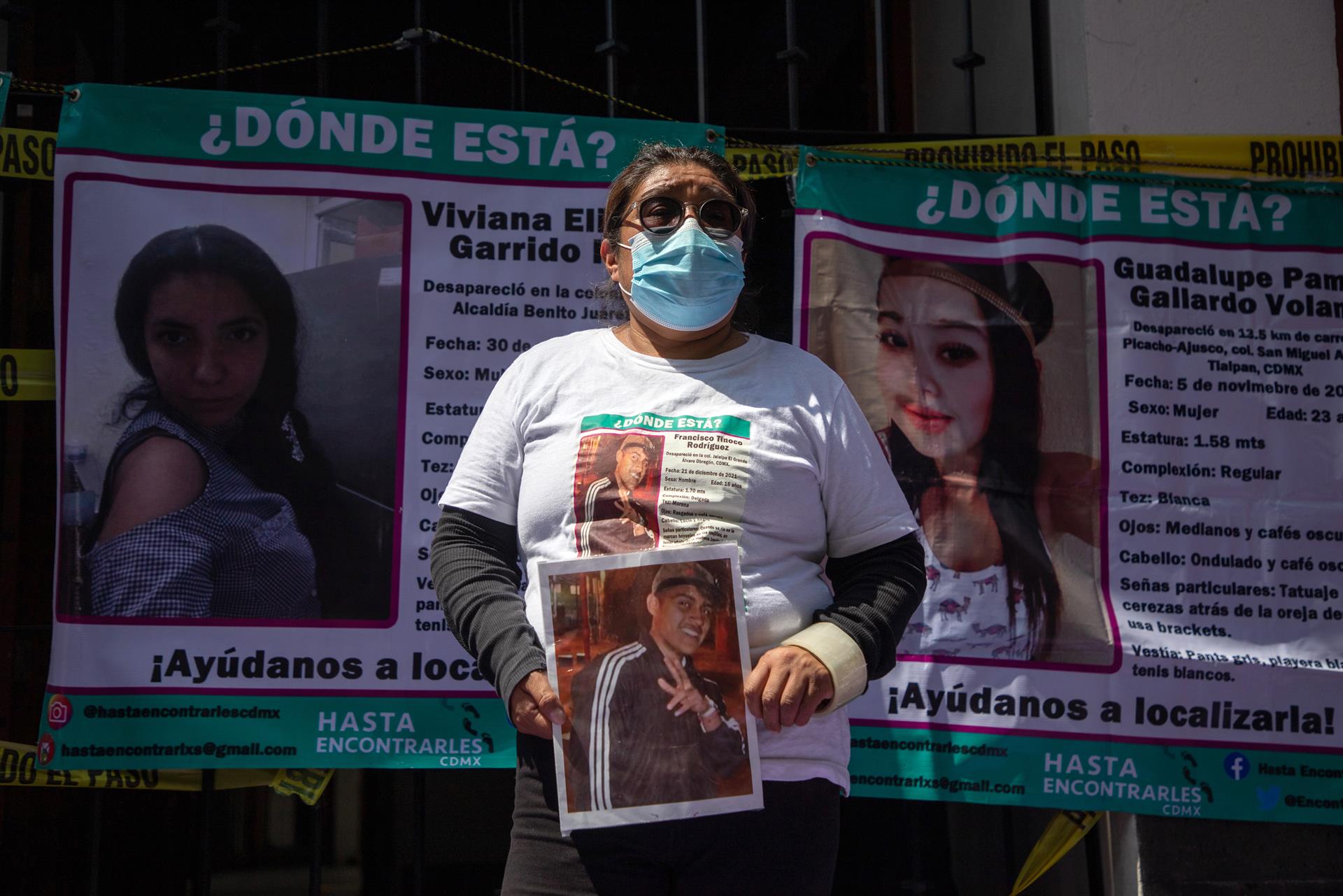 Una mujer miembro de un colectivo de búsqueda de personas desaparecidas participa en la clausura simbólica de la Comisión Ejecutiva de Atención a Víctimas (CEAVI), hoy en Ciudad de México (México). EFE/Isaac Esquivel
