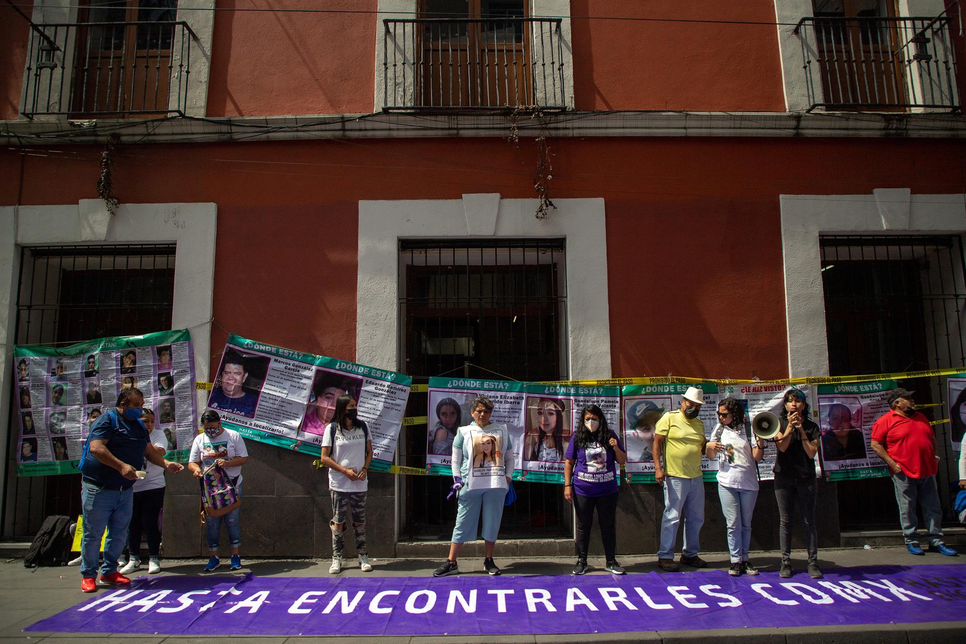 Colectivos de búsqueda de personas desaparecidas participan en la clausura simbólica de la Comisión Ejecutiva de Atención a Víctimas (CEAVI), hoy en Ciudad de México (México). EFE/Isaac Esquivel

