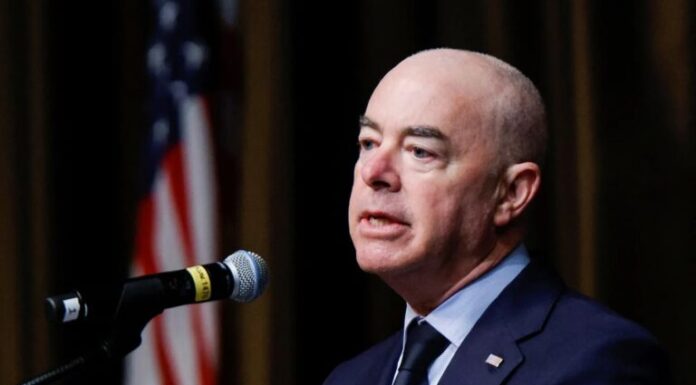 Gobierno de EEUU relaja la norma de «carga pública» para inmigrantes