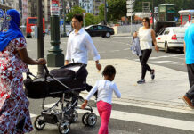 La condena de los sin papeles en España: esperar para ser elegido y trabajar sin contrato