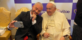 El papa se reunió con artistas como J Balvin y mexicanos Verástegui y Acha