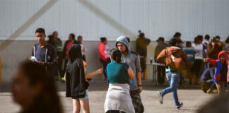 Acusan a una joven de tráfico millonario de migrantes en vivienda de Arizona