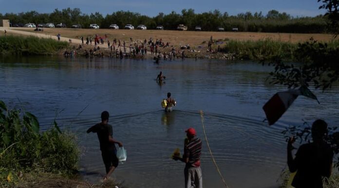 Cientos de migrantes cruzan el Río Grande hacia El Paso en busca de asilo