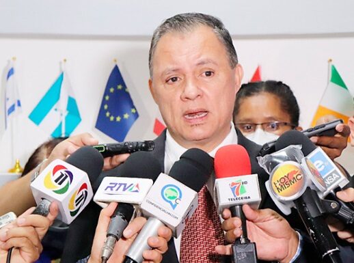 Servicio consular en estos momentos no es eficiente, dice vicecanciller que promete mejoría en 2 meses