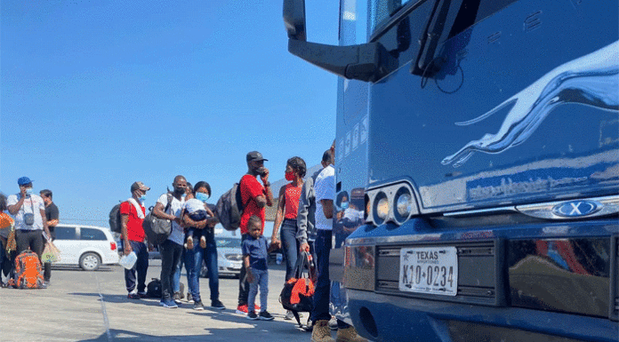 Nueva York demanda por 708 millones a compañías que han transportado migrantes a la ciudad