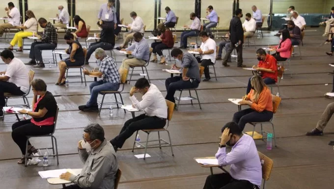 Maestros señalan múltiples barreras que enfrentan para aspirar a una plaza permanente: Conadeh