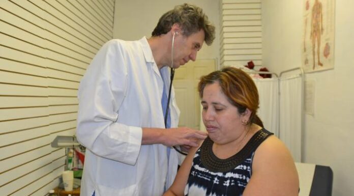 California busca detener inscripciones a programa de salud pública para indocumentados