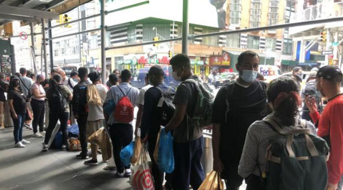 Denuncian cómo operación electoral envío migrantes de Florida a Massachusetts