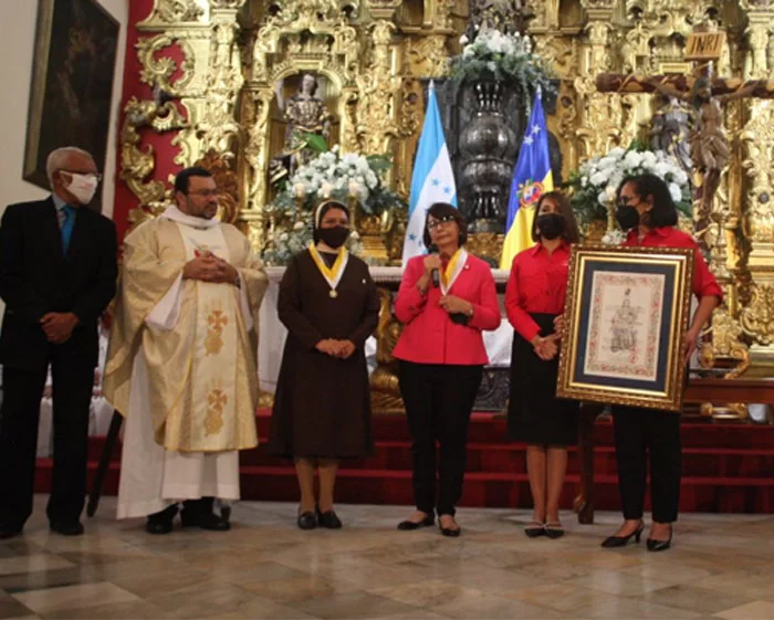 Doctora Lía Bueso recibe premio “Orden San Miguel Arcángel” por su lucha contra el cáncer de mama