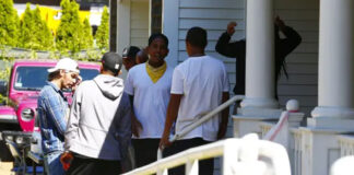 Migrantes enviados a isla de Massachusetts serán trasladados a base militar