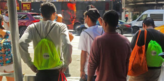 Illinois decreta emergencia para ayudar a migrantes enviados por Texas