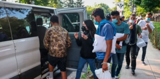 Texas envía otro bus con migrantes a la residencia de Kamala Harris