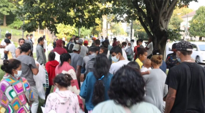 El Paso busca más ayuda federal y de Texas ante cruce masivo de migrantes