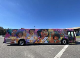 Los autobuses de Disney World se revisten de Encanto por la Herencia Hispana
