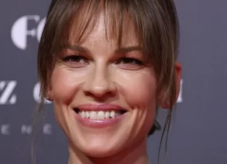 Hilary Swank confirma que está embarazada de mellizos a sus 48 años