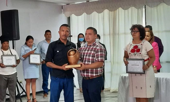 Líder tolupán galardonado con el premio “Carlos Escaleras”