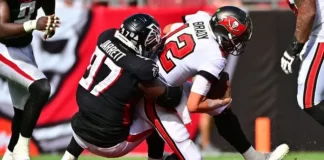 Tom Brady recibe multa de 11,139 dólares por intentar patear a un rival