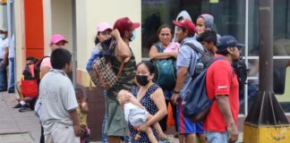 Migrantes venezolanos quedan varados en estación de buses de Guatemala