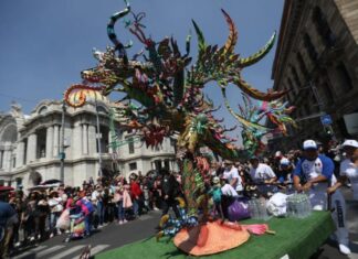Un desfile de 220 alebrijes inunda de colores las calles de Ciudad de México