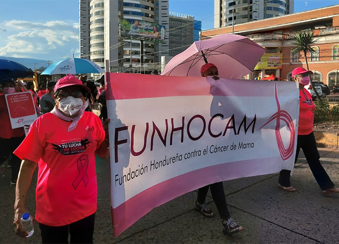 FUNHOCAM cierra mes de lucha contra el cáncer de mama con “Caminata Rosa”