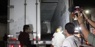 Encuentran a 19 migrantes hacinados en una camioneta en el norte de México, varios hondureños entre ellos