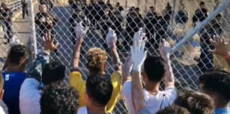 Protestan pacíficamente venezolanos deportados en puente entre México y EEUU