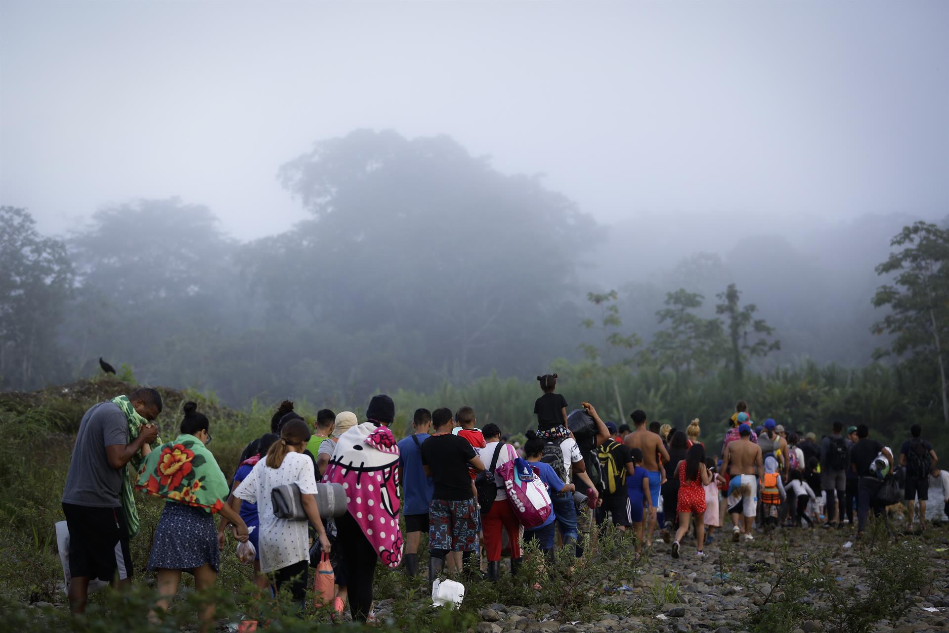 Migrantes hacen fila para ser enviados a una estación de recepción migratoria (ERM) de San Vicente en Metetí, el 14 de octubre de 2022, en el pueblo de Bajo Chiquito (Panamá). EFE/ Bienvenido Velasco
