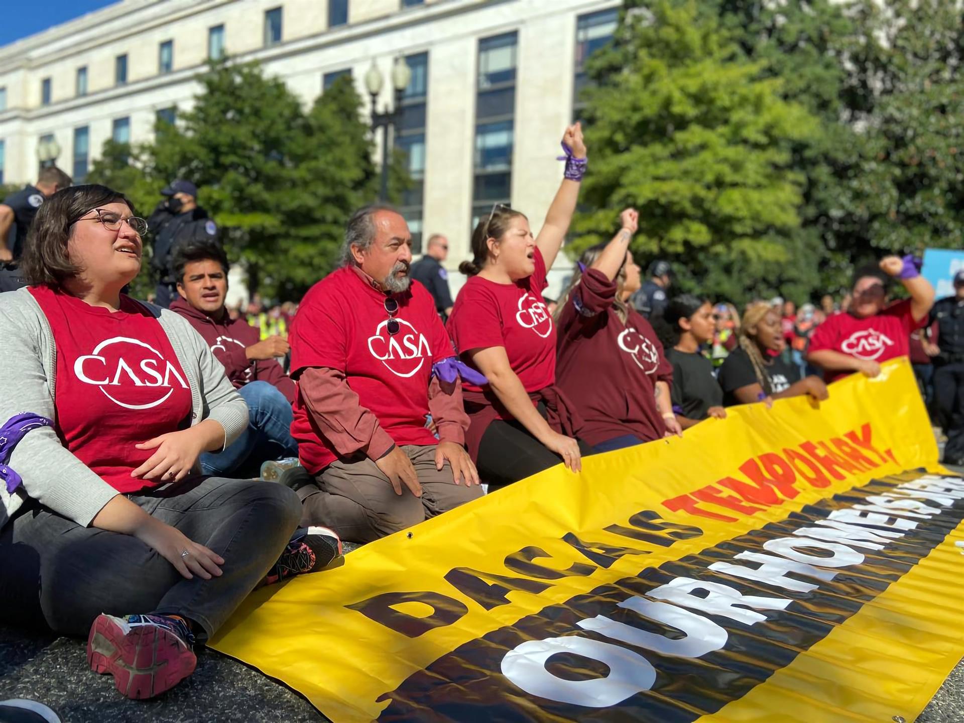 Personas se manifiestan durante una protesta contra el fallo sobre el DACA en Washington (EEUU). EFE/Alejandra Arredondo
