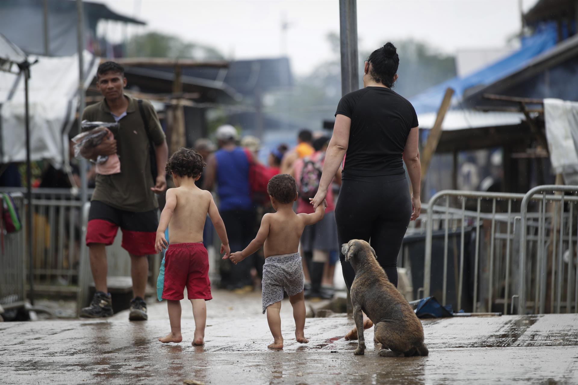 La venezolana María Angela Pernalete (d), de 34 años, camina con sus hijos Cristián Pernalete (i), de 4 años, y Carlos Méndez (c), de 2, tras recibir medicamentos en un puesto médico el 13 de octubre de 2022, en el pueblo de Bajo Chiquito (Panamá). EFE/ Bienvenido Velasco
