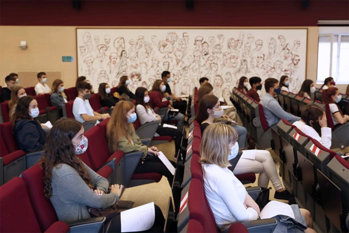 Juez de EEUU bloquea parte de ley que prohíbe enseñar teoría crítica racial