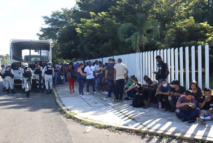 México niega permiso de tránsito a mil migrantes varados en la frontera sur