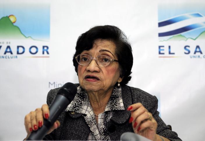 Exministra de Salud de El Salvador, una de las primeras médicas, cumple 100 años