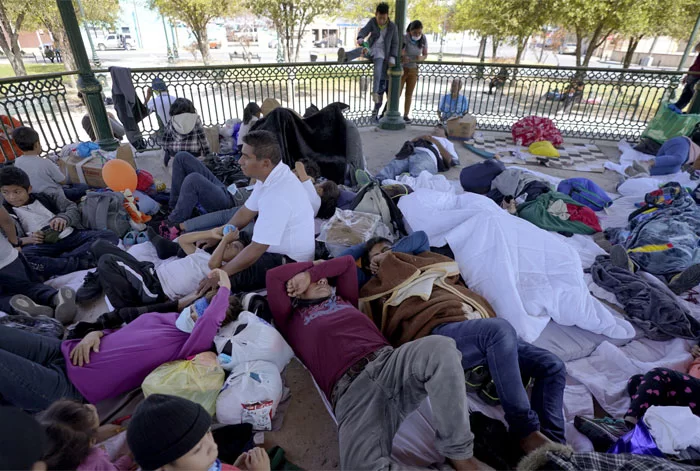 Mexicanos acogen a migrantes en la frontera norte ante frío y refugios llenos