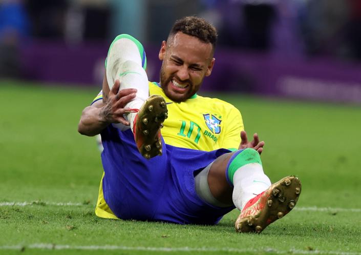 Neymar se retira tocado