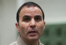 En desacato alguacil de Maricopa por demora en casos de discriminación