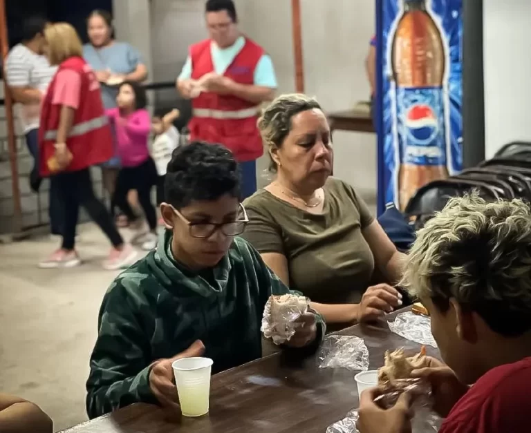Una iglesia evangélica hondureña sirve de albergue y descanso a inmigrantes
