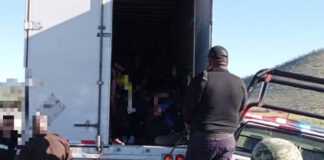 Rescatan a migrantes hondureños hacinados en camión en México