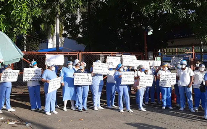 Profesionales de enfermería se movilizan en protesta a Casa Presidencial