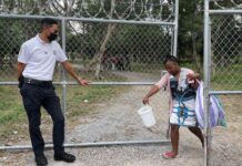 Desalojan a migrantes haitianos de campamento en frontera norte de México