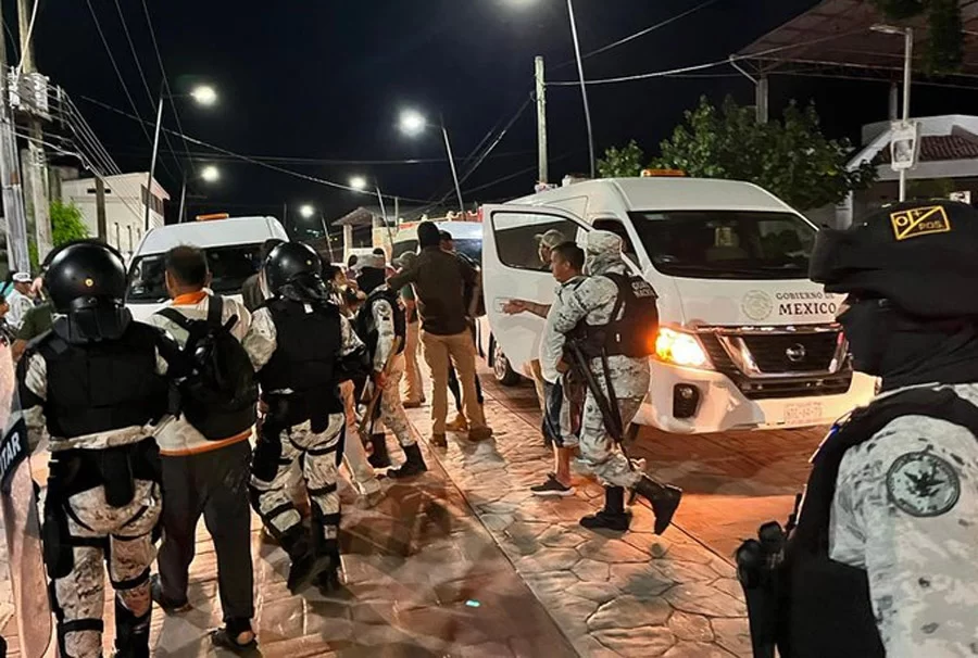 Autoridades detienen más de 300 migrantes al disolver dos caravanas en México