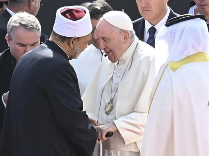 El papa llama desde Baréin a las religiones a promover la paz con el diálogo