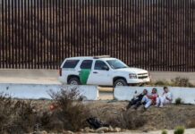 Investigan accidente de camioneta que dejó un migrante muerto y dos heridos en Arizona