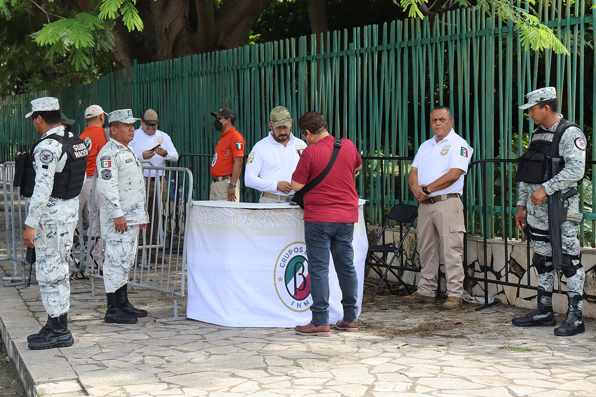 Migrantes centroamericanos son atendidos por personal del Instituto Nacional de Migración (INM) hoy, en la ciudad de Tapachula, estado de Chiapas (México). EFE/Juan Manuel Blanco
