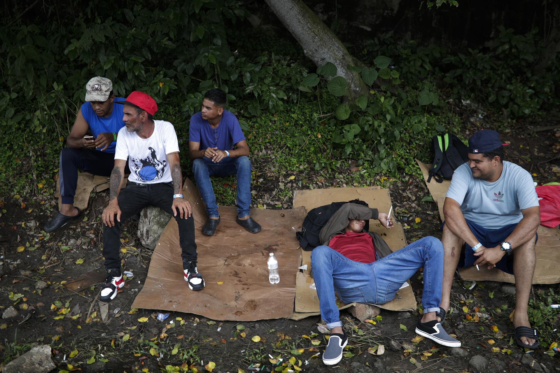 Migrantes de origen venezolano esperan hoy, en un refugio temporal para ser enviados a su país de origen, en Ciudad de Panamá (Panamá). EFE/ Bienvenido Velasco
